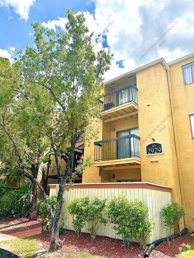 Building Photo - 2929 Winkler Ave