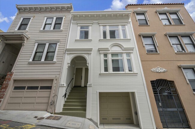 Building Photo - 120 Varennes St