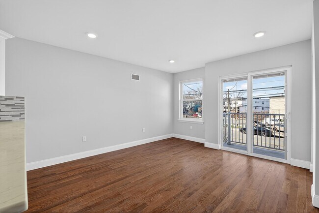 Building Photo - 40 E 5th St