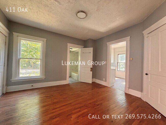 Building Photo - 411 Oak-