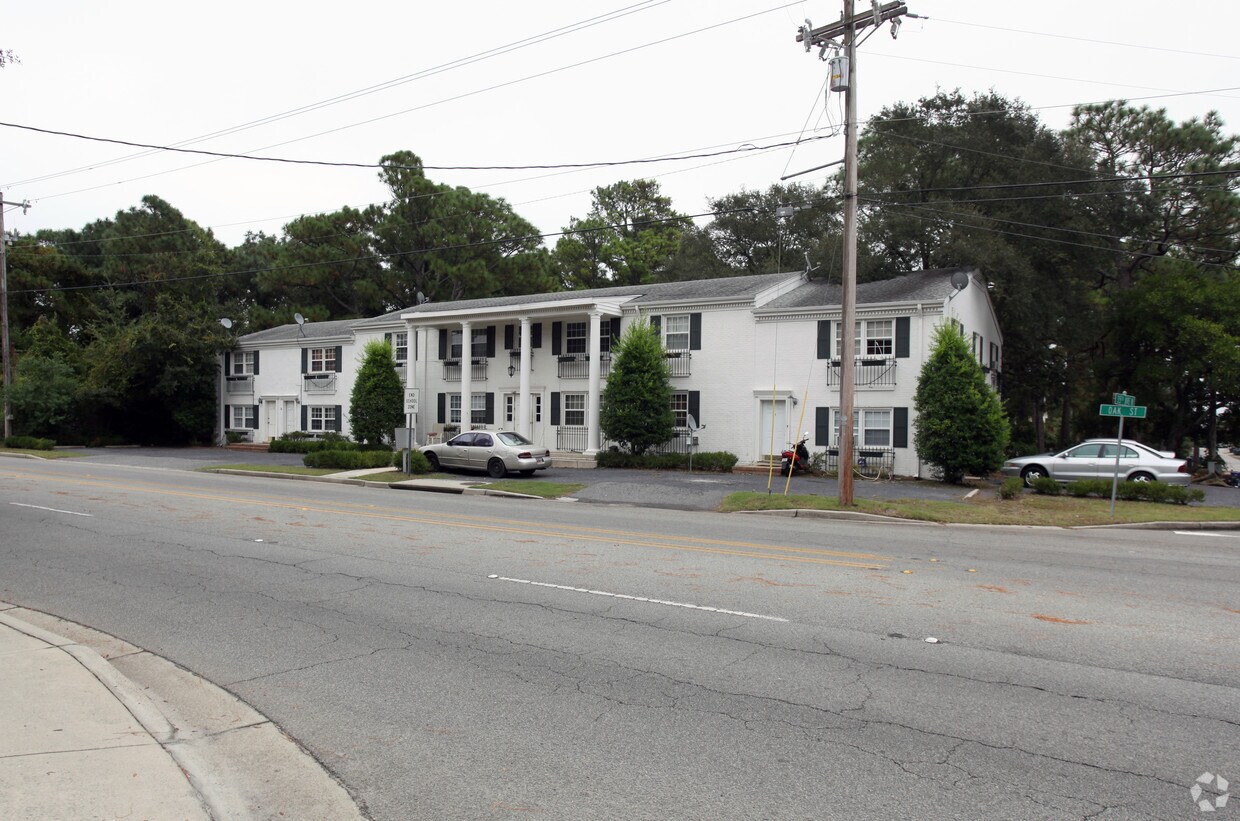 Exterior View - 3500 N Oak St