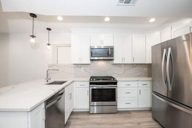 Building Photo - 1241 N Bosworth Ave