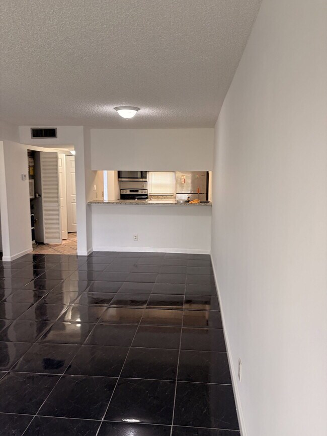 Foto del edificio - 8540 N Sherman Cir