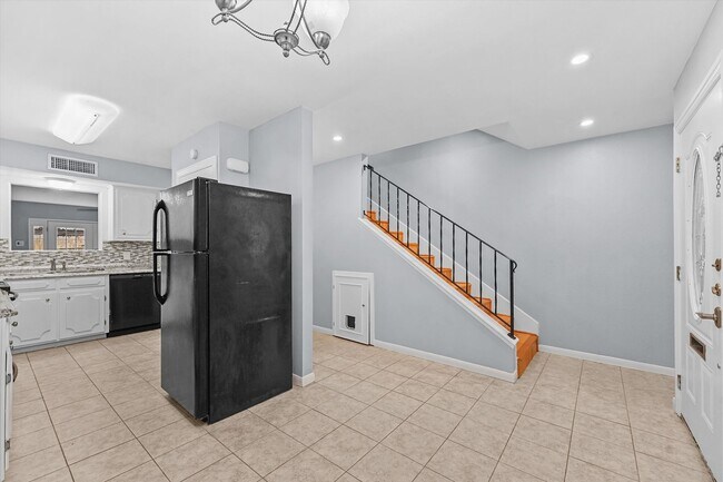 Foto del edificio - Bright & Updated 2-Bedroom Townhouse in Qu...