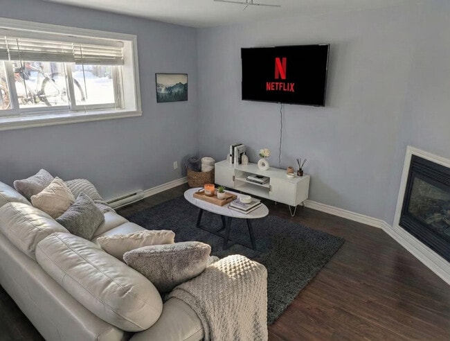 Building Photo - 5055 Chem. du Souvenir