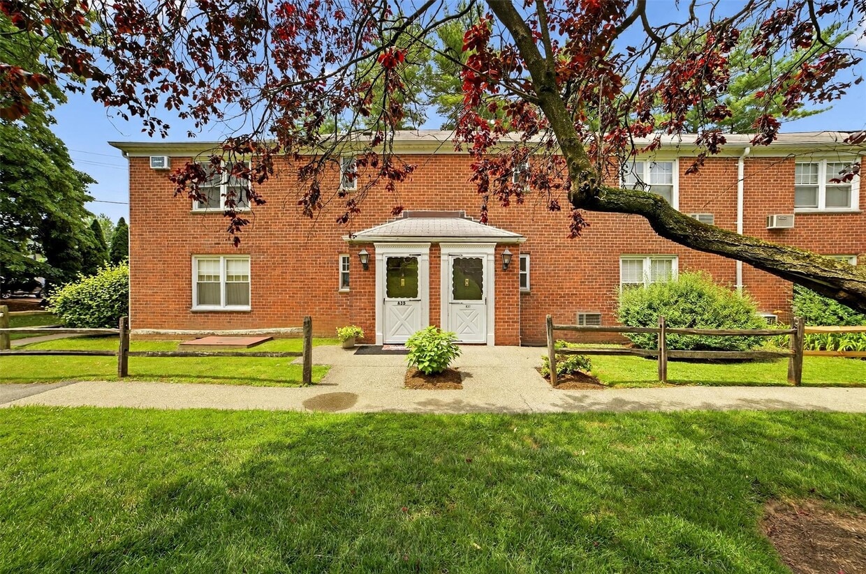 Primary Photo - 100 Cedar St