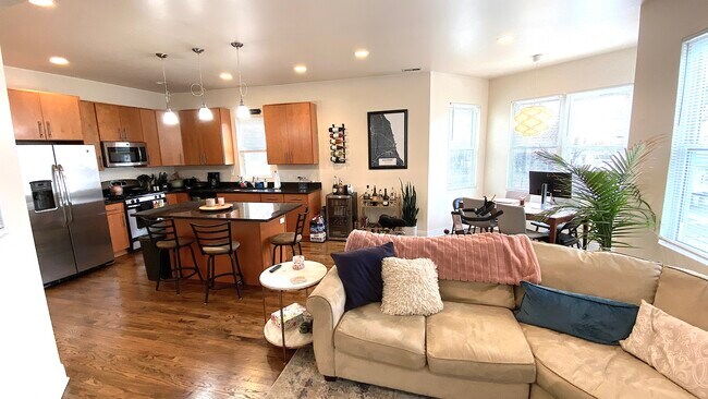 Foto del edificio - 2301 N Maplewood Ave