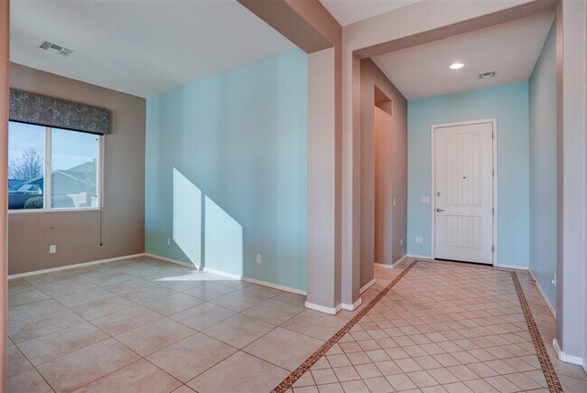 Foto del edificio - Beautiful 2 bed + den, 2 bath Home Located in Quailwood!