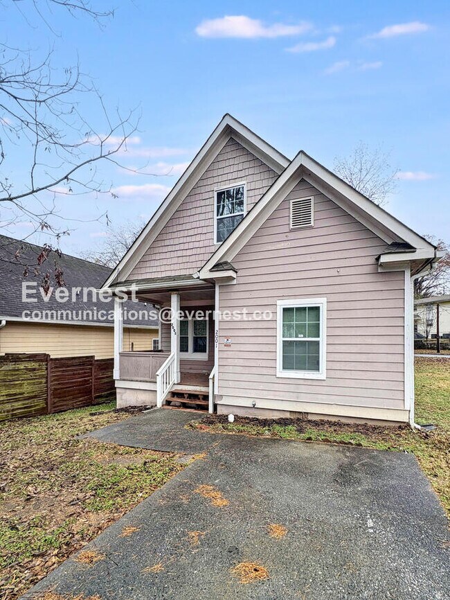 Foto del edificio - 4 Bed, 3 Bath Home with Off-Street Parking / Pet-Friendly / Coming Soon!