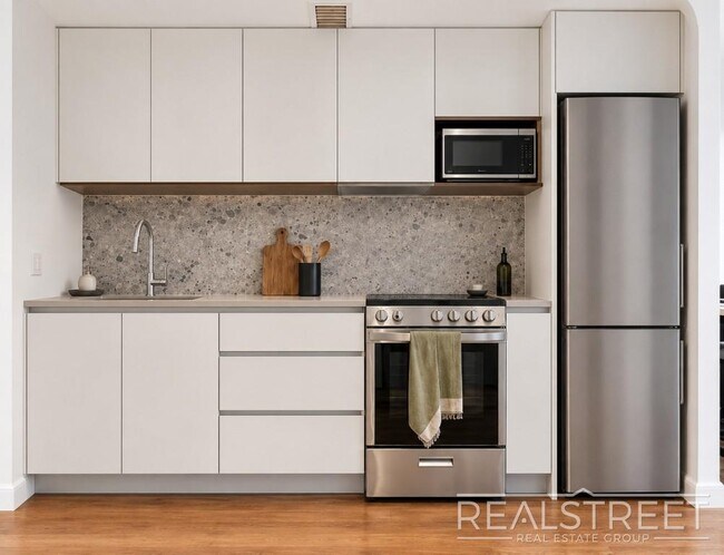Building Photo - LUXURY 1 BED IN AMENITY PACKED BUILDING IN BUSHWICK