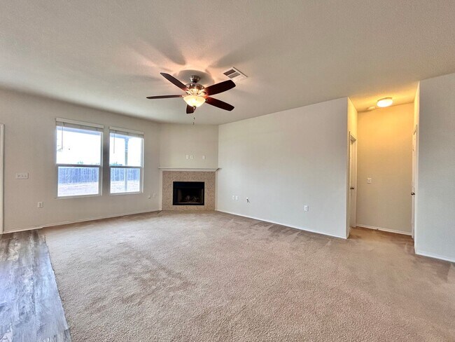 Foto del edificio - Charming 3/BR 2/BA  Home with Spacious Backyard