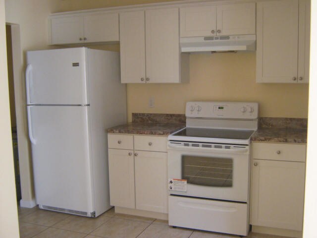 Building Photo - 2704  Waterview Circle