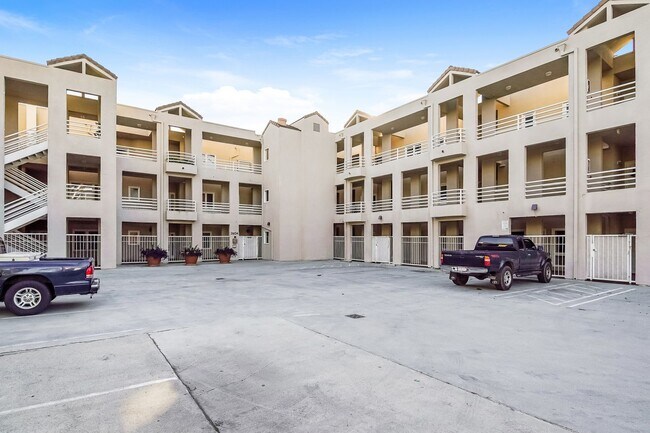 Foto del edificio - PENTHOUSE-STYLE UNIT IN SIGNAL HILL  w/180 degree Views 3Br/2Ba $3750mo