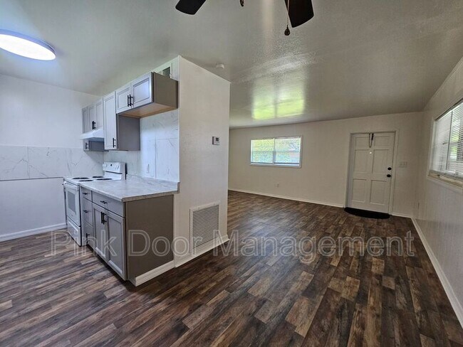 Building Photo - 2111 Parkview Ave