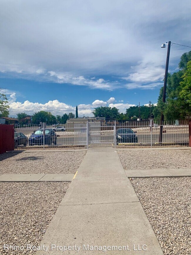 Foto del edificio - 3200 Comanche Rd NE