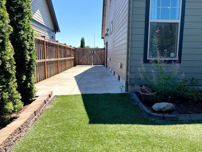 Building Photo - 3 br, 2.5 bath House - 937 Lorella Ave