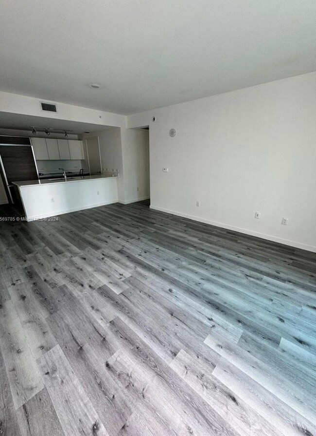 Foto del edificio - Spacious 1 Bedroom / 1 Bathroom residence at Millecento Condo
