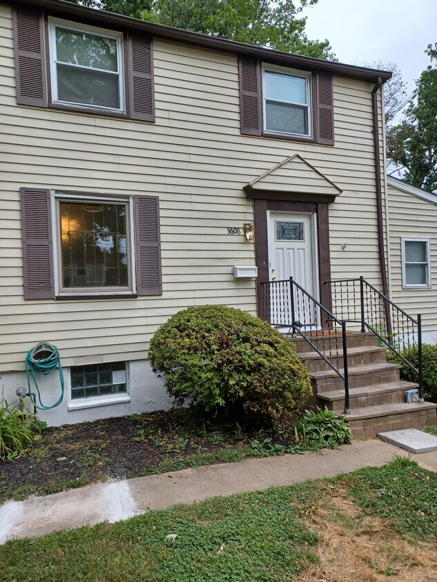 Primary Photo - 3608 Landbeck Rd