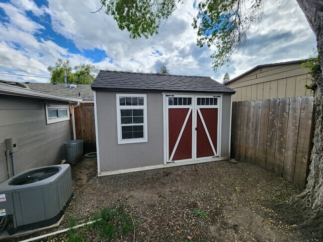 Foto del edificio - 2411 Crater Lake Ave