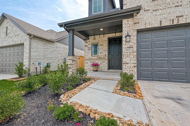 Building Photo - 323 Highland Bayou Dr