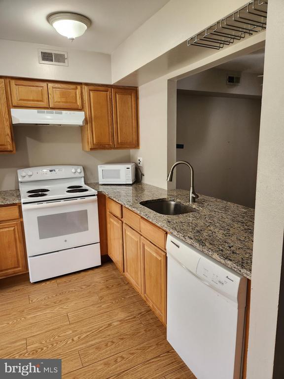 Building Photo - 392A Delancey Pl