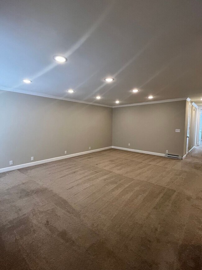 Foto del edificio - Must See Beautiful 2 Bed / 2 Bath in La Jo...