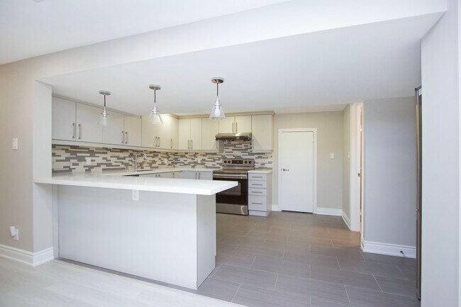 Photo du bâtiment - Contemporary 2-Bedroom, 2-Bath Legal Apartment for Rent in Oshawa