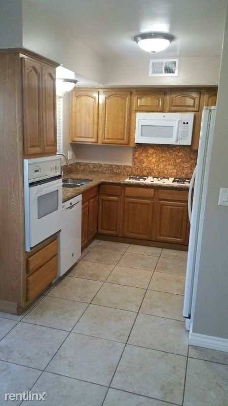 Building Photo - 850 E Lynwood Dr