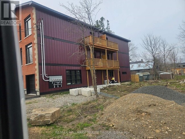 Building Photo - 117 Drummond St W