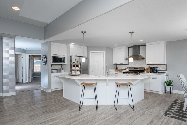 Building Photo - Beautiful Custom Home !