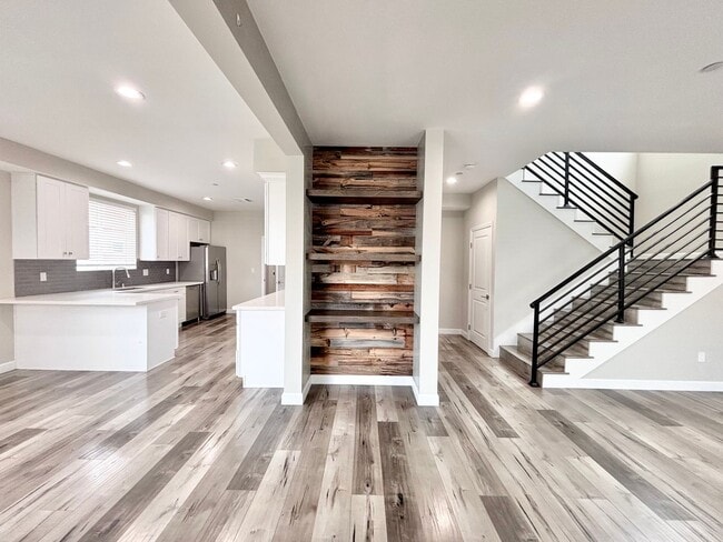 Building Photo - Gated Standalone Home w/ Attached Garage | 4-BR/5-BA | Sherman Oaks