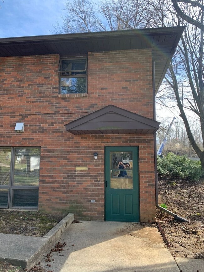 Building Photo - ***AUGUST 2027*** Lower Level 2 bedroom, 2...