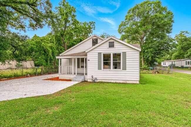 Foto del edificio - Remodeled 3 Bed/2 Bath Home with Bonus Upper Room Near Booming 9 Mile Rd Hub