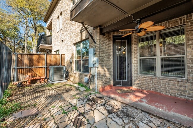 Building Photo - 932 Brook Forest Ln