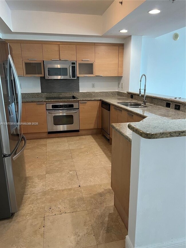 Foto del edificio - 14951 Royal Oaks Ln