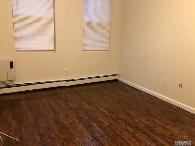 Foto del edificio - 44-25 Douglaston Pkwy