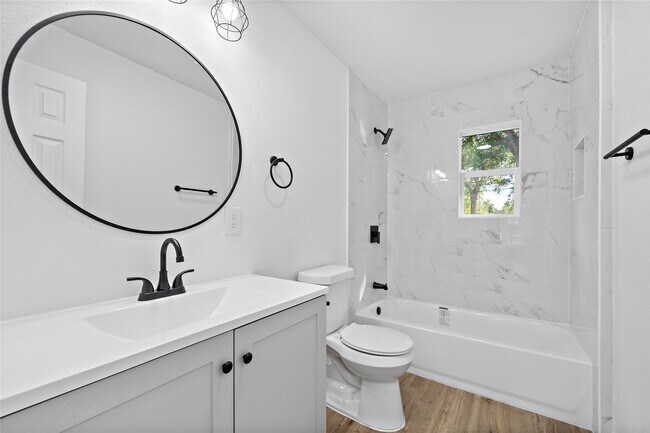 Foto del edificio - 6210 Rolland St