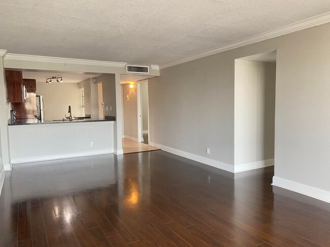 Building Photo - 9 Royal Palm Way