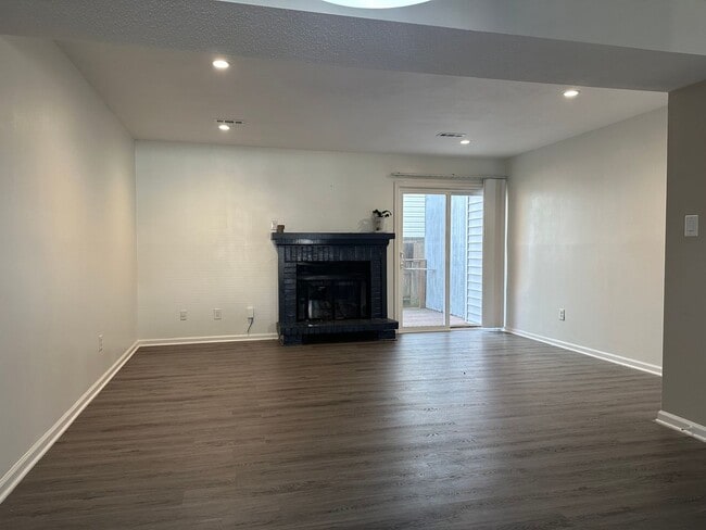 Building Photo - Charming 2BR Townhome in Virginia Beach 20...