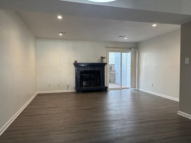 Foto del edificio - Charming 2BR Townhome in Virginia Beach 20...