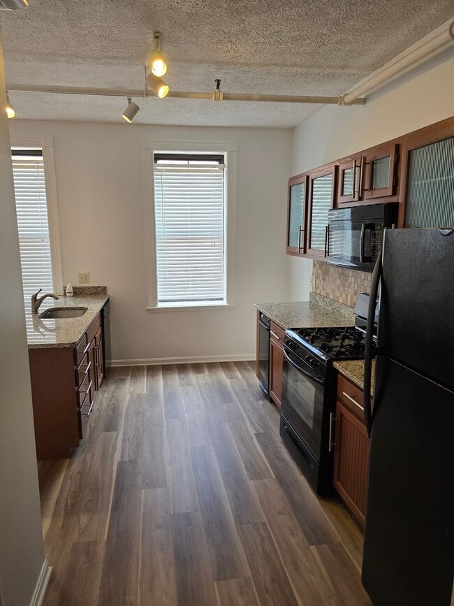 Building Photo - Beautiful and Spacious 1 Bedroom Apartment DOWNTOWN! MUST SEE!