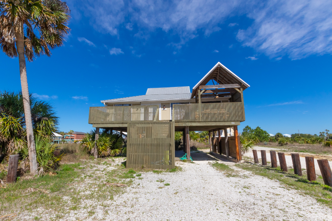 Building Photo - 980 W Beach Blvd