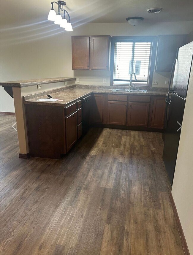 Foto del edificio - 2 Bedroom, 2 Bathroom Lower Available