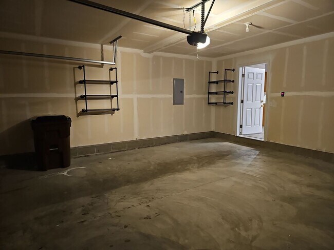 Building Photo - 502 Herbert Ave 4BR/2.5BA (Lockland)
