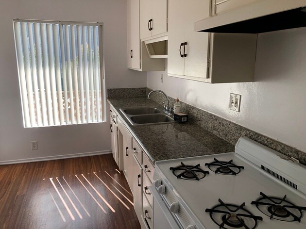 Building Photo - 2215 N Beachwood Dr