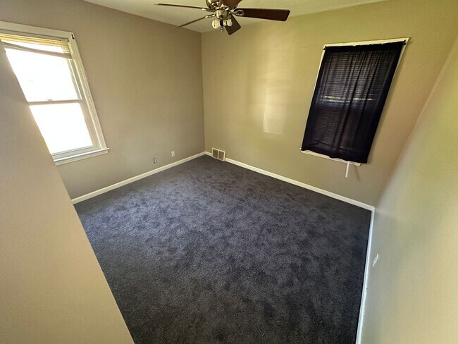 Foto del edificio - Beautiful Bungalow with Finished Basement ...