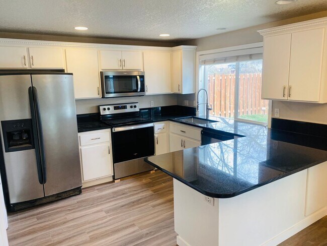 Building Photo - 812 Lark Dr