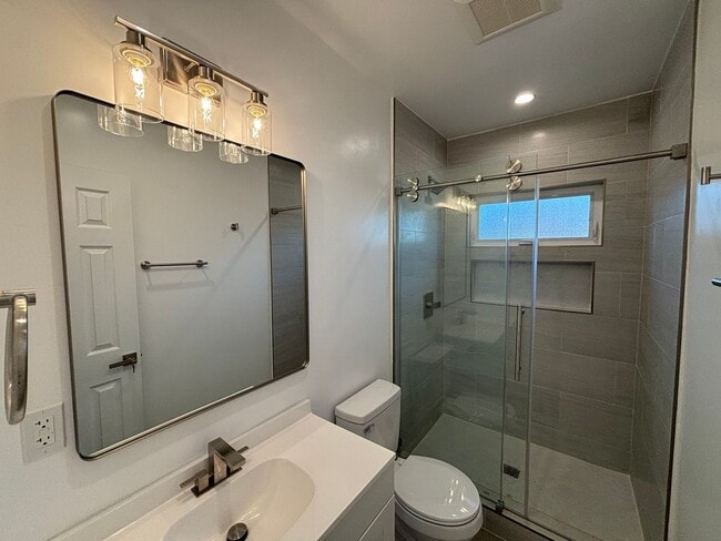 Building Photo - Eldora, 10313-10321 1/2