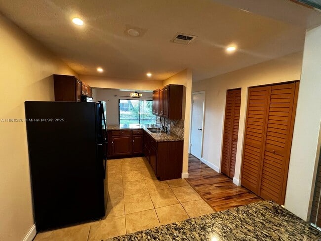 Foto del edificio - 9829 Riverside Dr