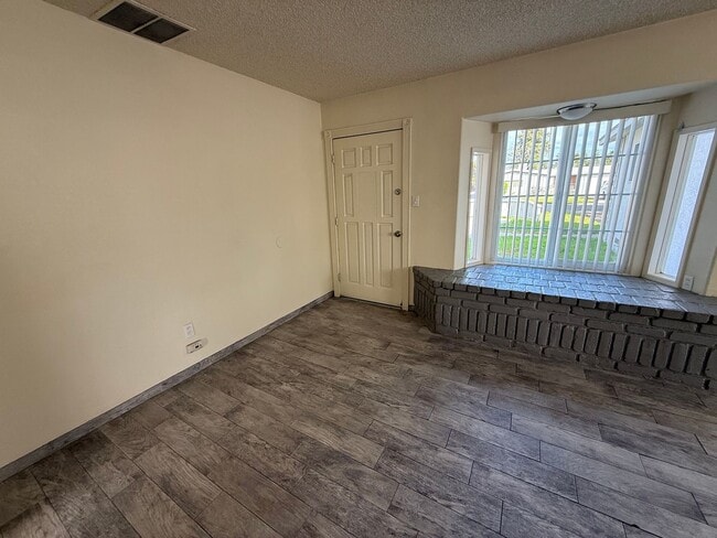 Building Photo - Great Location Near Hwy 41 – 3 Bedroom Home with Big Backyard!